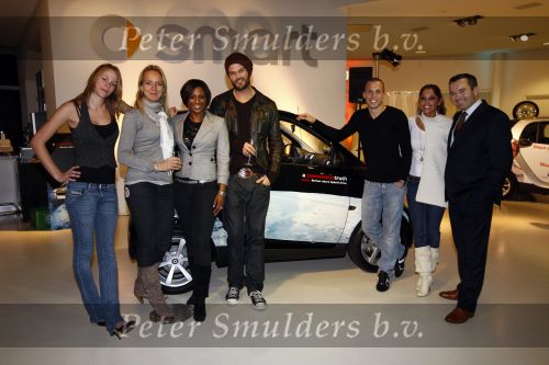 Amsterdam 15 januari 2008
Yolanthe Cabau v Kasbergen Johnny Heitinga Arie Boomsma Edsilia Rombley Floortje Dessing en Nicolette Kluiver krijgen smart voor hun goede doel.