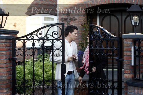 Volendam 19 mei 2009
Vandaag werd bekend gemaakt dat Yolanthe Cabau v Kasbergen en Jan smit na 2 en een half jaar hun relatie hebben verbroken. Voor hun huis stond veel pers en fans.
Peter Smulders bv