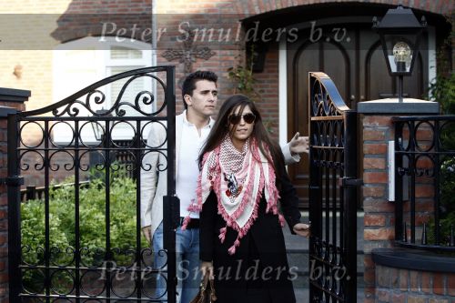 Volendam 19 mei 2009
Vandaag werd bekend gemaakt dat Yolanthe Cabau v Kasbergen en Jan smit na 2 en een half jaar hun relatie hebben verbroken. Voor hun huis stond veel pers en fans.
Peter Smulders bv