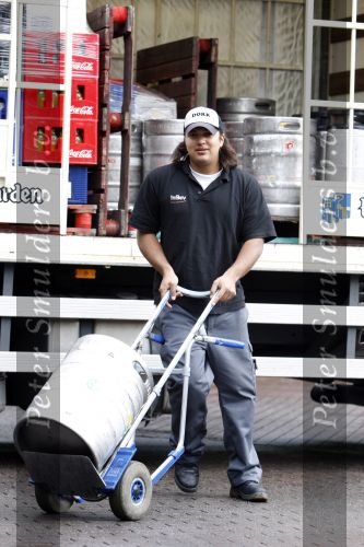 Rotterdam 17 augustus 2007
Yordi Breukhoven werkt bij drankgroothandel.
Hij bezorgt met zijn collega de drank bij horeca bedrijven