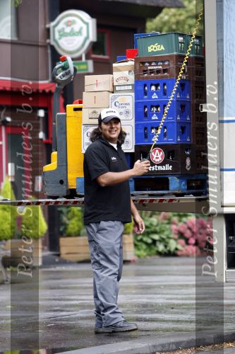 Rotterdam 17 augustus 2007
Yordi Breukhoven werkt bij drankgroothandel.
Hij bezorgt met zijn collega de drank bij horeca bedrijven