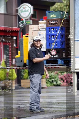 Rotterdam 17 augustus 2007
Yordi Breukhoven werkt bij drankgroothandel.
Hij bezorgt met zijn collega de drank bij horeca bedrijven
