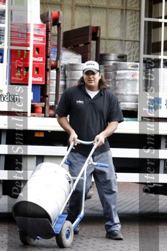 Rotterdam 17 augustus 2007
Yordi Breukhoven werkt bij drankgroothandel.
Hij bezorgt met zijn collega de drank bij horeca bedrijven