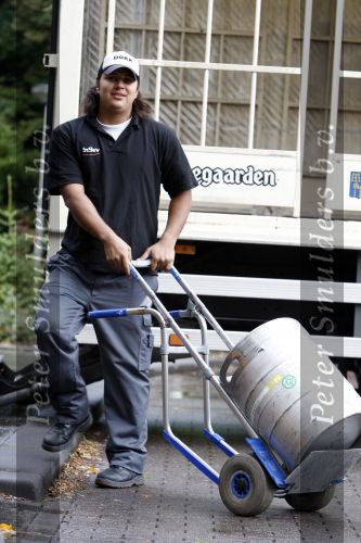 Rotterdam 17 augustus 2007
Yordi Breukhoven werkt bij drankgroothandel.
Hij bezorgt met zijn collega de drank bij horeca bedrijven