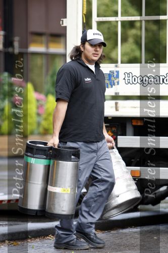 Rotterdam 17 augustus 2007
Yordi Breukhoven werkt bij drankgroothandel.
Hij bezorgt met zijn collega de drank bij horeca bedrijven