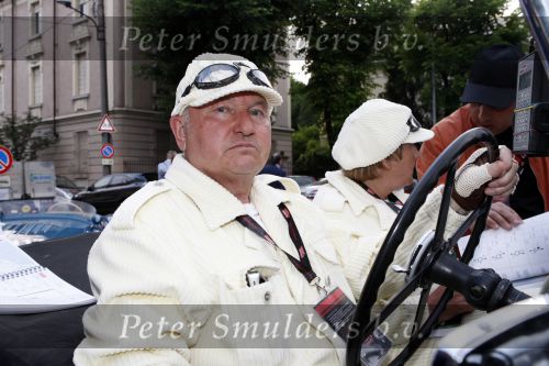 Brescia 15 mei 2008
Start van de Mille Miglia in Brescia. State of art rijdt met 2 porsches mee. 
Yuri Luzhkov de burgemeester van Moskou