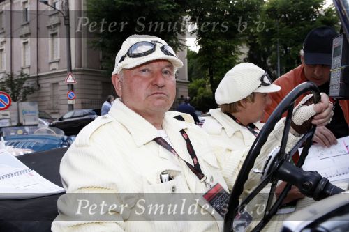 Brescia 15 mei 2008
Start van de Mille Miglia in Brescia. State of art rijdt met 2 porsches mee. 
Yuri Luzhkov de burgemeester van Moskou
