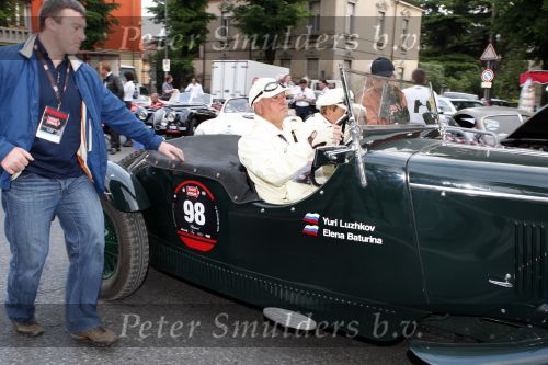 Brescia 15 mei 2008
Start van de Mille Miglia in Brescia. State of art rijdt met 2 porsches mee. 
Yuri Luzhkov de burgemeester van Moskou
