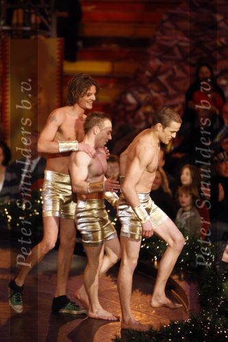 Amsterdam 17 december 2007
Tros Kerstcircus bij afrika afrika . Yuri v Gelder Daniel Boissevain Tygo Gernandt en Haukes