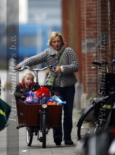 Amsterdam 15 maart 2008
Yvon Jaspers met dochter Keesje in bakfiets na boodschappen doen.