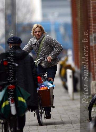Amsterdam 15 maart 2008
Yvon Jaspers met dochter Keesje in bakfiets na boodschappen doen.