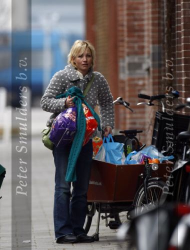 Amsterdam 15 maart 2008
Yvon Jaspers met dochter Keesje in bakfiets na boodschappen doen.