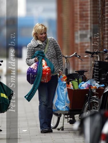 Amsterdam 15 maart 2008
Yvon Jaspers met dochter Keesje in bakfiets na boodschappen doen.