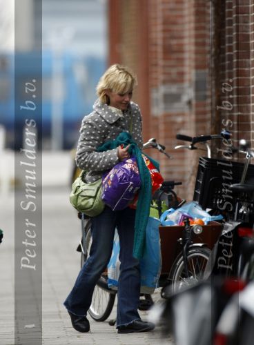 Amsterdam 15 maart 2008
Yvon Jaspers met dochter Keesje in bakfiets na boodschappen doen.