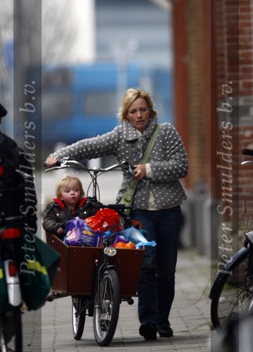 Amsterdam 15 maart 2008
Yvon Jaspers met dochter Keesje in bakfiets na boodschappen doen.