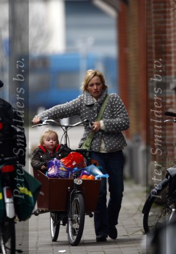 Amsterdam 15 maart 2008
Yvon Jaspers met dochter Keesje in bakfiets na boodschappen doen.