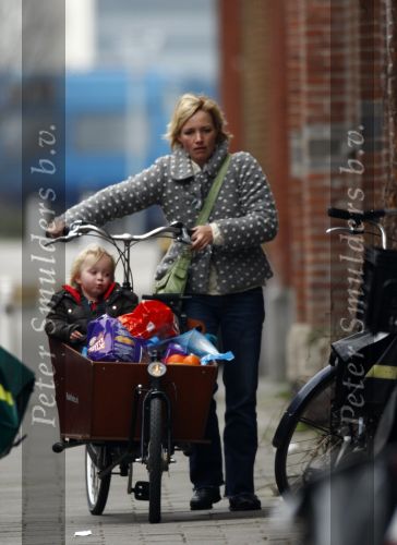 Amsterdam 15 maart 2008
Yvon Jaspers met dochter Keesje in bakfiets na boodschappen doen.