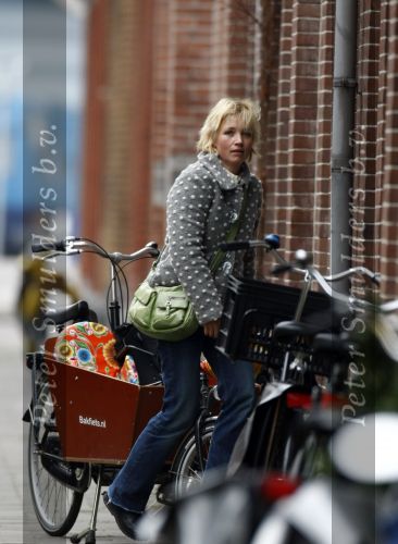 Amsterdam 15 maart 2008
Yvon Jaspers met dochter Keesje in bakfiets na boodschappen doen.