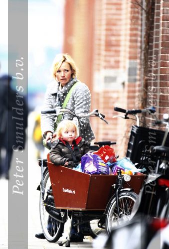 Amsterdam 15 maart 2008
Yvon Jaspers met dochter Keesje in bakfiets na boodschappen doen.