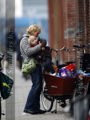 Amsterdam 15 maart 2008
Yvon Jaspers met dochter Keesje in bakfiets na boodschappen doen.