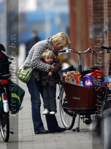Amsterdam 15 maart 2008
Yvonne Jaspers met dochter Keesje in bakfiets na boodschappen doen.