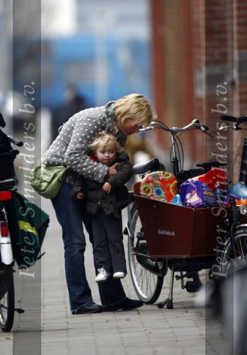 Amsterdam 15 maart 2008
Yvon Jaspers met dochter Keesje in bakfiets na boodschappen doen.