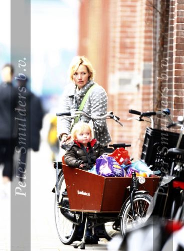 Amsterdam 15 maart 2008
Yvon Jaspers met dochter Keesje in bakfiets na boodschappen doen.