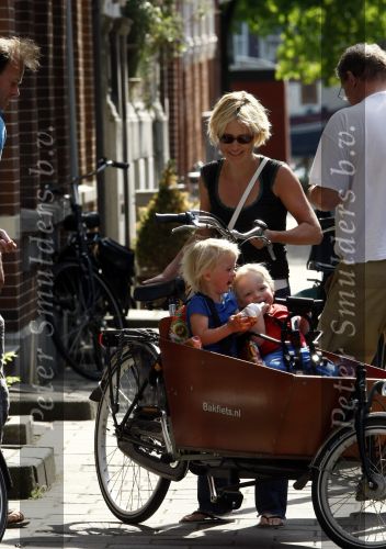 Amsterdam 17 juni 2008
Yvon Jaspers met kinderen in bakfiets en haar man.