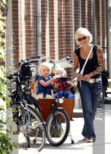 Amsterdam 17 juni 2008
Yvon Jaspers met kinderen in bakfiets en haar man.