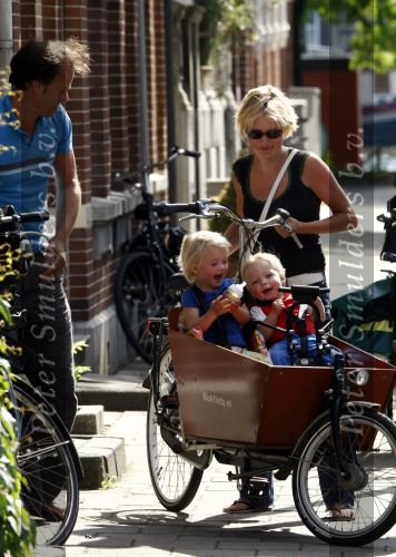 Amsterdam 17 juni 2008
Yvon Jaspers met kinderen in bakfiets en haar man.