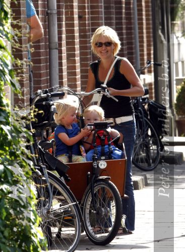 Amsterdam 17 juni 2008
Yvon Jaspers met kinderen in bakfiets en haar man.