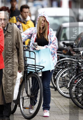 Amsterdam 28 augustus 2008
Zangeres Anouk zangeres met capuchon en fiets aan het winkelen op de PC Hooftstraat.