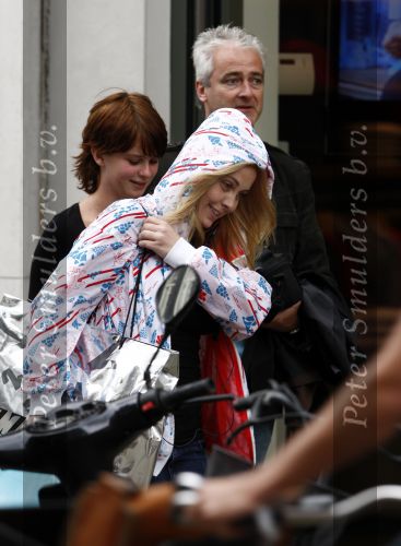 Amsterdam 28 augustus 2008
Zangeres Anouk zangeres met capuchon en fiets aan het winkelen op de PC Hooftstraat.
