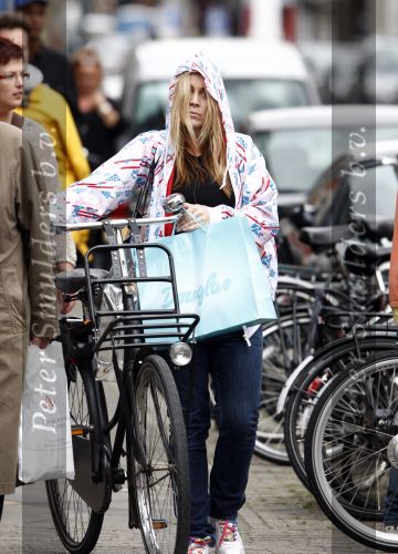 Amsterdam 28 augustus 2008
Zangeres Anouk zangeres met capuchon en fiets aan het winkelen op de PC Hooftstraat.