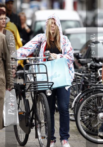 Amsterdam 28 augustus 2008
Zangeres Anouk zangeres met capuchon en fiets aan het winkelen op de PC Hooftstraat.