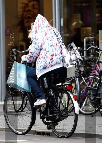 Amsterdam 28 augustus 2008
Zangeres Anouk zangeres met capuchon en fiets aan het winkelen op de PC Hooftstraat.