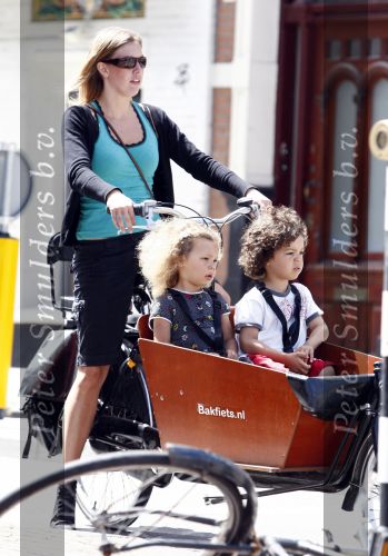 Amsterdam 27 juni 2008
Zangeres Anouk doet boodschappen op de fiets en de au pair gaat met kinderen in de bakfiets.