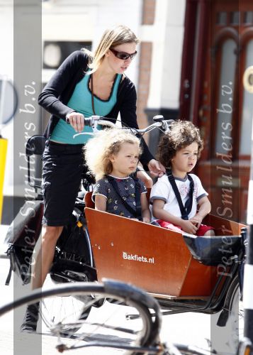 Amsterdam 27 juni 2008
Zangeres Anouk doet boodschappen op de fiets en de au pair gaat met kinderen in de bakfiets.