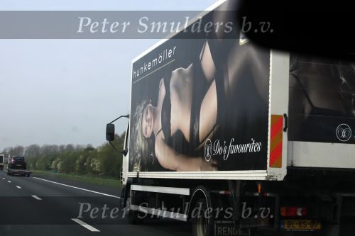 Amersfoort 14 april 2009
vrachtwagen met reclame van zangeres Do Dominique v Hulst er op in lingerie.
Peter Smulders bv