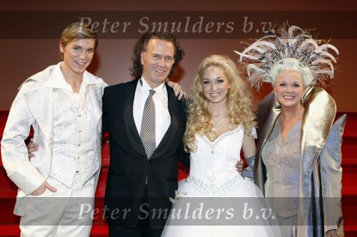 Kaatsheuvel 24 november 2007
Premiere Assepoester in de efteling. Zangeres Do v Hulst speelt de hoofdrol.Koen Crucke Andre Rieu en Loeki Knol