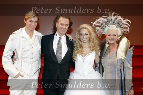 Kaatsheuvel 24 november 2007
Premiere Assepoester in de efteling. Zangeres Do v Hulst speelt de hoofdrol.
Do Zangeres
.Koen Crucke Andre Rieu en Loeki Knol