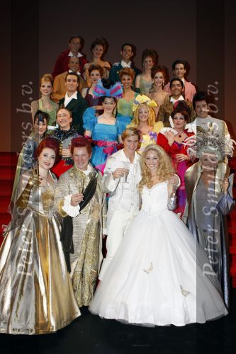 Kaatsheuvel 24 november 2007
Premiere Assepoester in de efteling. Zangeres Do v Hulst speelt de hoofdrol.
Do Zangeres.Koen Crucke  en Loeki Knol