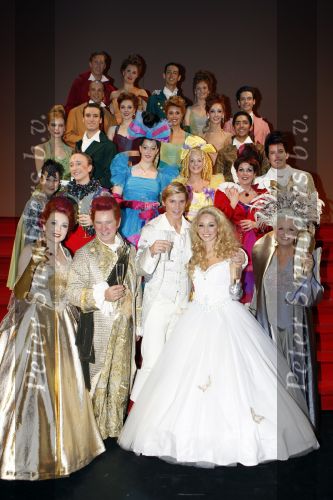 Kaatsheuvel 24 november 2007
Premiere Assepoester in de efteling. Zangeres Do v Hulst speelt de hoofdrol.
Do Zangeres
Koen Crucke  en Loeki Knol
Peter Smulders bv