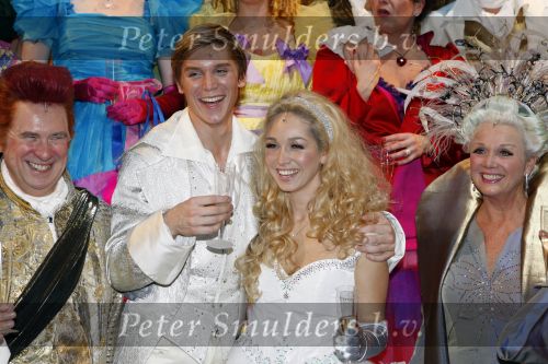 Kaatsheuvel 24 november 2007
Premiere Assepoester in de efteling. Zangeres Do v Hulst speelt de hoofdrol.
Do Zangeres
l.Koen Crucke  en Loeki Knol