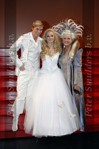 Kaatsheuvel 24 november 2007
Premiere Assepoester in de efteling. Zangeres Do v Hulst speelt de hoofdrol.
Do Zangeres
Koen Crucke  en Loeki Knol