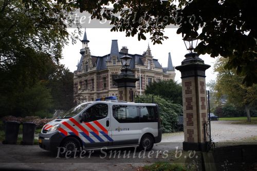 Nigtevecht 8 oktober 2007
Bij het landgoed Zwaanwijck waar Wendy v Dijk Jort Kelder en Georgina Verbaan wonen is een lijk gevonden. Politie doet onderzoek.