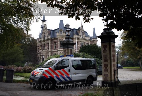 Nigtevecht 8 oktober 2007
Bij het landgoed Zwaanwijck waar Wendy v Dijk Jort Kelder en Georgina Verbaan wonen is een lijk gevonden. Politie doet onderzoek.