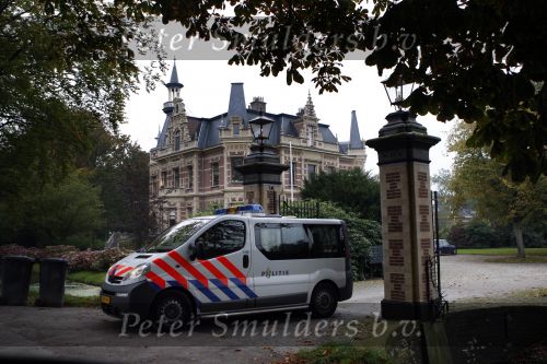 Nigtevecht 8 oktober 2007
Bij het landgoed Zwaanwijck waar Wendy v Dijk Jort Kelder en Georgina Verbaan wonen is een lijk gevonden. Politie doet onderzoek.
