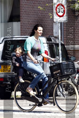 Amsterdam 24 april 2009
Irene v d Laar met zoon Vince op de fiets.
Peter Smulders bv