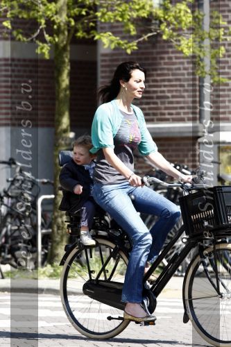 Amsterdam 24 april 2009
Irene v d Laar met zoon Vince op de fiets.
Peter Smulders bv